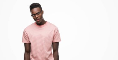 Pembe tişört yapma balık yüz dudaklı, çılgın ve komik bir jest giyen genç Afro-Amerikan adam. Komik ifade.