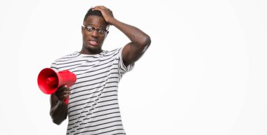 Baş, el ile vurguladı megafon tutan genç Afro-Amerikan adam şok utanç ve sürpriz suratla, öfkeli ve sinirli. Korku ve hata için üzgün.