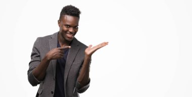 El ve parmak ile işaret çok mutlu bir ceket giyen genç Afro-Amerikan adam