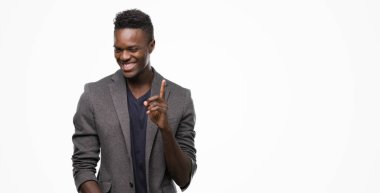 Genç Afro-Amerikan bir fikirle sürpriz ceketli adam ya da gülen yüz, bir numara ile işaret parmağı soru