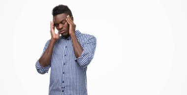 Çünkü baş baş ağrısı için üzerinde el ile mavi gömlek giymiş genç Afro-Amerikan adam stres. Migren muzdarip.