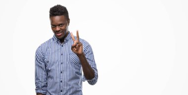 Kadar mavi gömlek gösterme ve işaret parmakları ile giyen genç Afro-Amerikan adam ikincisi ise kendinden emin ve mutlu gülümseyerek.