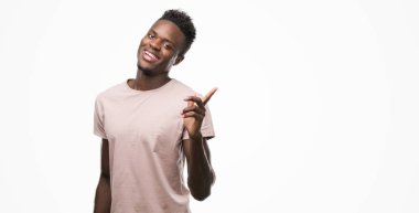 Genç Afro-Amerikan adam el ve parmak ile tarafına işaret çok mutlu