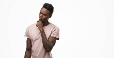 Genç Afro-Amerikan adam ciddi bir yüz düşünme hakkında soru, çok karışık bir fikir