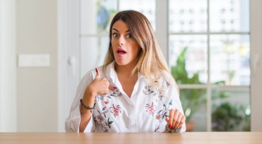 Genç kadın evde sürpriz yüz işaret parmağı kendisine