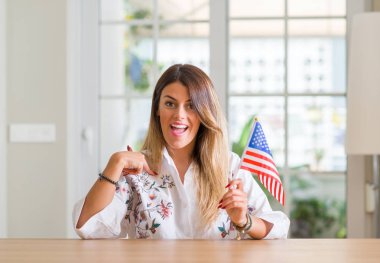 Genç kadın evde kendisine Amerika Birleşik Devletleri bayrağı sürpriz yüz işaret parmağı holding