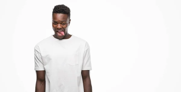 Joven Hombre Afroamericano Vistiendo Camiseta Blanca Sacando Lengua Feliz Con — Foto de Stock