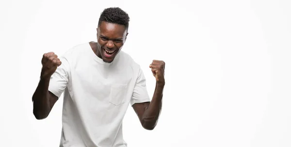 Jovem Afro Americano Vestindo Camiseta Branca Muito Feliz Animado Fazendo — Fotografia de Stock