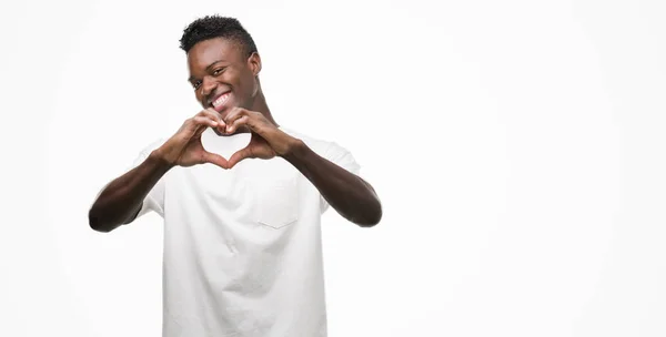Americký Mladík Sobě Bílé Tričko Usmíval Lásce Zobrazující Symbol Srdce — Stock fotografie