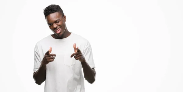 Joven Hombre Afroamericano Con Camiseta Blanca Señalando Con Los Dedos — Foto de Stock