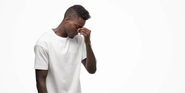 Junger Afrikanisch Amerikanischer Mann Weißem Shirt Reibt Sich Müde Nase — Stockfoto