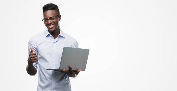 Jonge Afro Amerikaanse Zakenman Met Behulp Van Computer Laptop Blij — Stockfoto