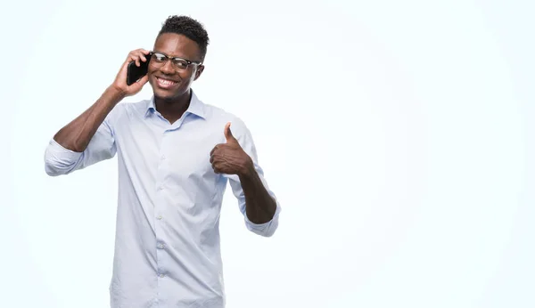 Junge Afrikanisch Amerikanische Mann Mit Smartphone Glücklich Mit Großem Lächeln — Stockfoto