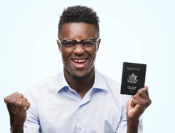 年轻的非洲裔美国人持有美国护照尖叫自豪和庆祝胜利和成功非常兴奋 欢呼的情绪 — 图库照片