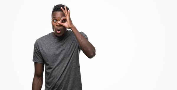 Joven Afroamericano Con Una Camiseta Gris Haciendo Buen Gesto Impactó —  Fotos de Stock