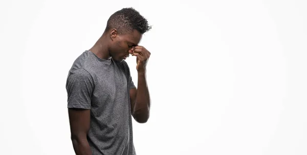 Hombre Afroamericano Joven Con Camiseta Gris Cansado Frotando Nariz Los — Foto de Stock