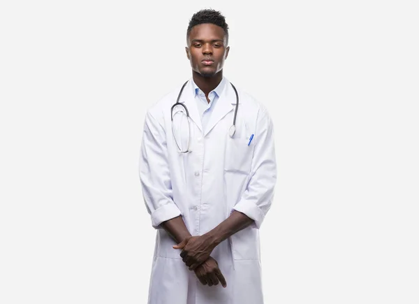 Unga Afroamerikanska Man Klädd Läkare Kappa Med Självsäker Uttryck Smarta — Stockfoto