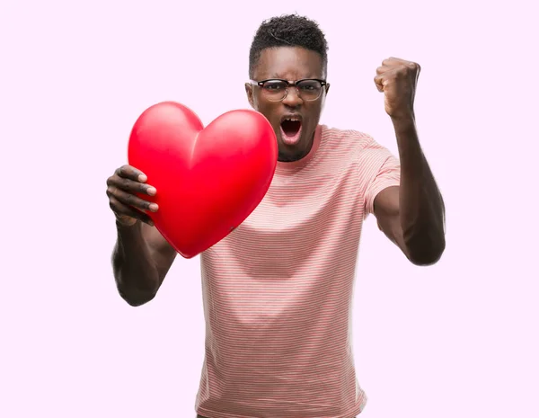Jovem Afro Americano Segurando Coração Vermelho Irritado Frustrado Gritando Com — Fotografia de Stock