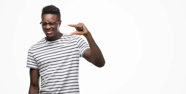 Junger Afrikanisch Amerikanischer Mann Mit Brille Und Marineblauem Shirt Lächelnd — Stockfoto