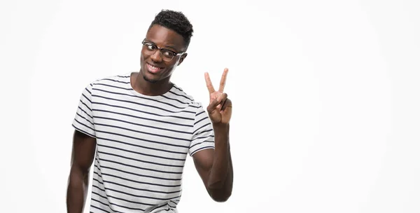 Jovem Afro Americano Vestindo Óculos Camiseta Marinha Sorrindo Com Rosto — Fotografia de Stock