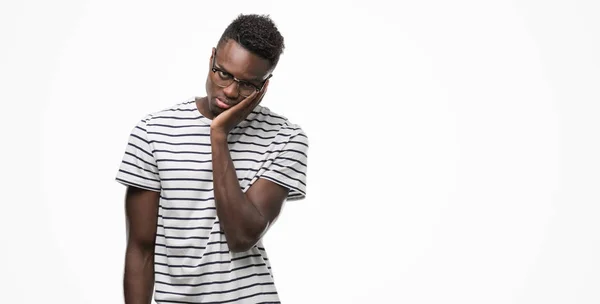 Młody Człowiek African American Okularów Granatowy Shirt Myślenia Patrząc Zmęczony — Zdjęcie stockowe