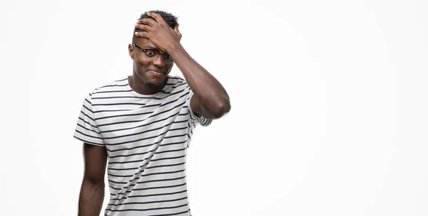 年轻的非洲裔美国男子戴眼镜和海军 T恤惊讶与手在头上的错误 记住错误 坏记忆概念 — 图库照片