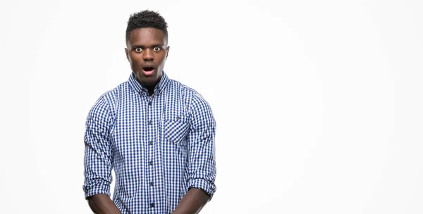 Jovem Afro Americano Vestindo Camisa Azul Com Medo Chocado Com — Fotografia de Stock