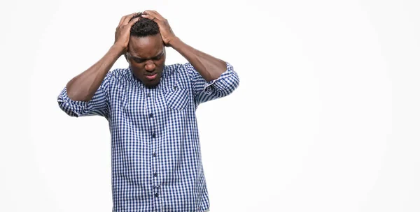 Jovem Afro Americano Vestindo Camisa Azul Sofrendo Dor Cabeça Desesperada — Fotografia de Stock