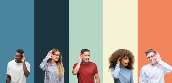 Groep Mensen Vintage Kleuren Achtergrond Glimlachend Met Hand Oor Luisteren — Stockfoto