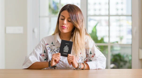 Jovem Mulher Casa Segurando Passaporte Canadá Com Uma Expressão Confiante — Fotografia de Stock