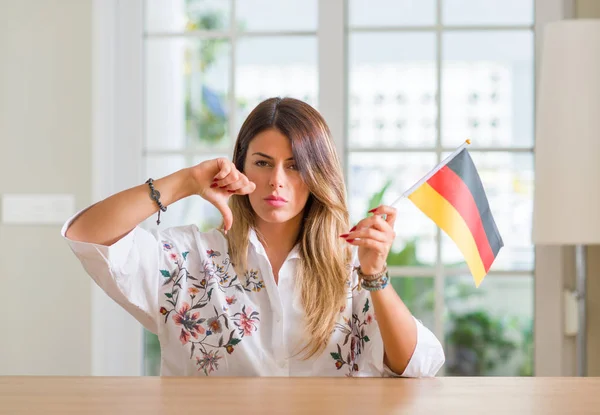 Молодая Женщина Дома Флагом Германии Разгневанным Лицом Негативным Знаком Неприязни — стоковое фото