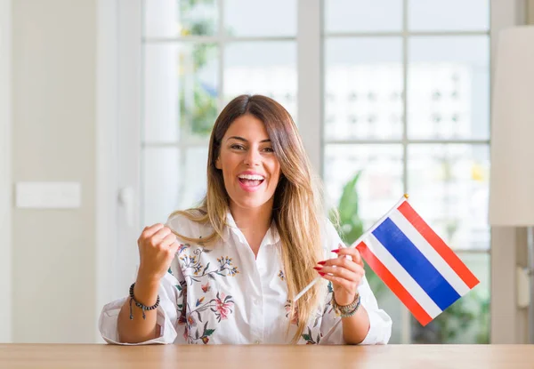 Giovane Donna Casa Che Tiene Bandiera Della Thailandia Urlando Orgoglioso — Foto Stock