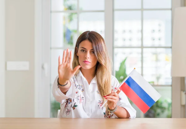 Junge Frau Hause Die Die Fahne Russlands Mit Offener Hand — Stockfoto