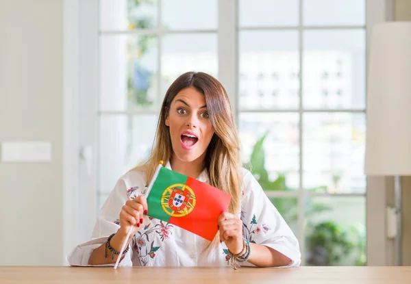 Mujer Joven Casa Sosteniendo Bandera Portugal Asustada Shock Con Una —  Fotos de Stock