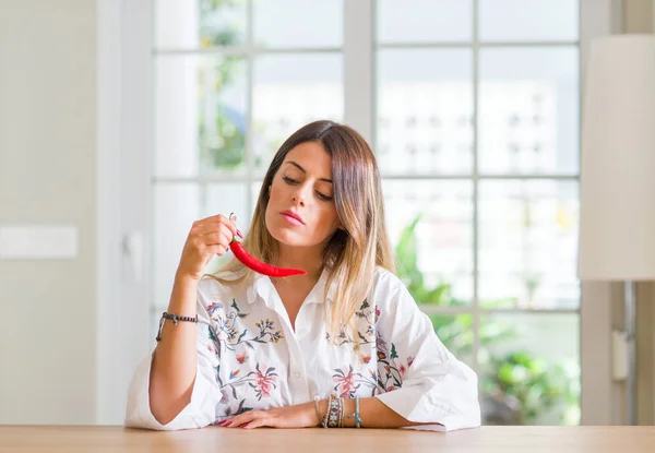 Junge Frau Hause Die Rote Chilischote Mit Selbstbewusstem Gesichtsausdruck Isst — Stockfoto