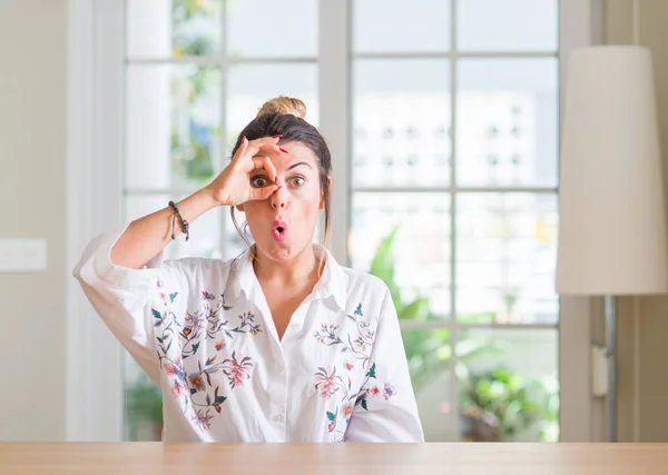 Jonge Vrouw Thuis Doen Gebaar Geschokt Met Verbaasd Gezicht Ogen — Stockfoto