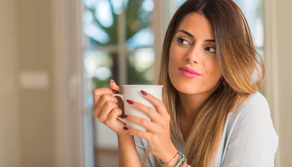 Mooie Jonge Vrouw Die Lacht Denken Met Een Kopje Koffie — Stockfoto