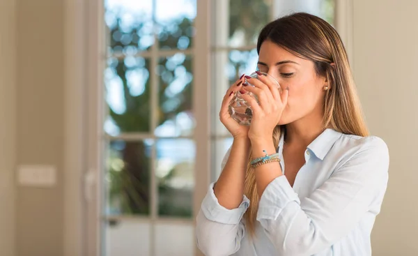 Vacker Ung Kvinna Dricka Ett Glas Vatten Hemma Livsstilskoncept — Stockfoto