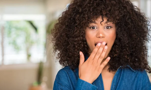 Afrikanisch Amerikanische Frau Bedeckt Mund Mit Hand Schockiert Vor Scham — Stockfoto