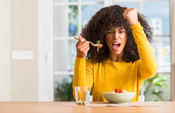 African American Woman Eating Pasta Salad Home Annoyed Frustrated Shouting — Stock Photo, Image