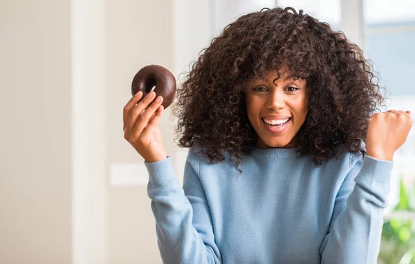 Unga Afroamerikanska Kvinna Som Håller Chocolate Donut Hemma Skrek Stolt — Stockfoto