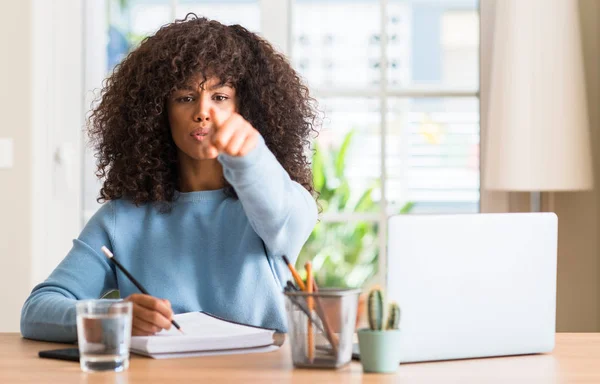 Mujer Afroamericana Estudiando Casa Usando Ordenador Portátil Apuntando Con Dedo — Foto de Stock