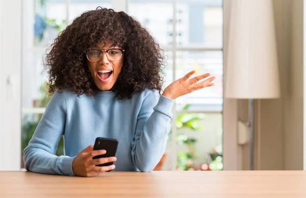 Prachtige Afrikaanse Amerikaanse Vrouw Met Smartphone Erg Blij Opgewonden Winnaar — Stockfoto