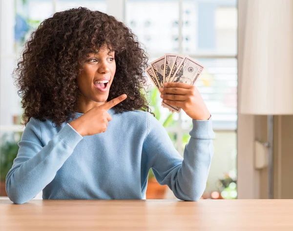 Africano Americano Mulher Segurando Dólar Notas Bancárias Muito Feliz Apontando — Fotografia de Stock