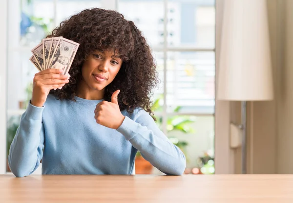 Femme Afro Américaine Tenant Des Billets Banque Dollars Heureux Avec — Photo