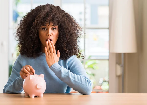 Mujer Afroamericana Ahorra Dinero Boca Tapadera Alcancía Con Mano Conmocionada — Foto de Stock