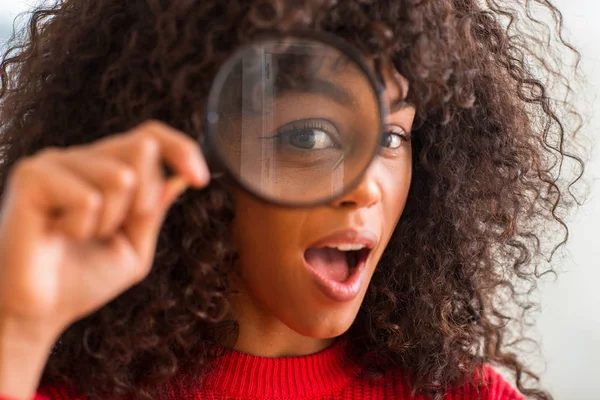 Любопытная Африканская Американка Глядя Увеличительное Стекло Испуганная Шока Неожиданным Лицом — стоковое фото