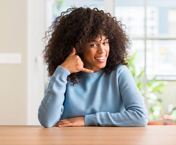 Afro Americana Casa Sorrindo Fazendo Gesto Telefone Com Mão Dedos — Fotografia de Stock