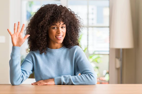 African American Woman Home Showing Pointing Fingers Number Five While — Stock Photo, Image