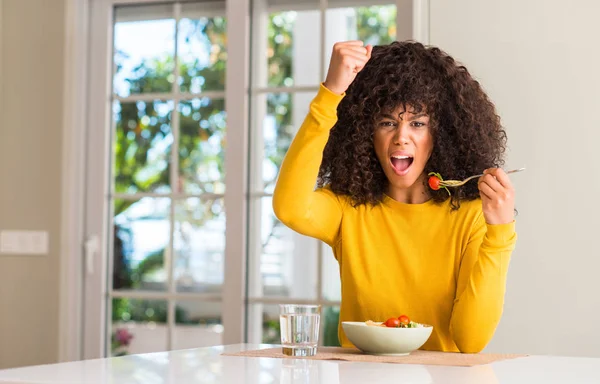 African American Woman Eating Pasta Salad Annoyed Frustrated Shouting Anger — Stock Photo, Image